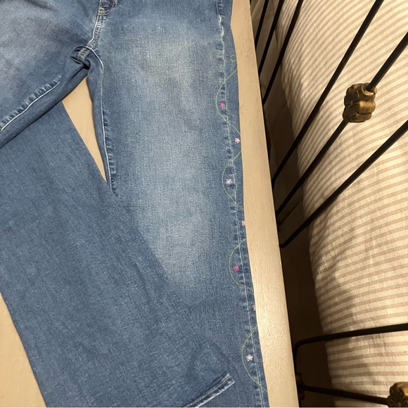 GAP Baby boot jeans w added hand embroidered flowers - Picture 5 of 10